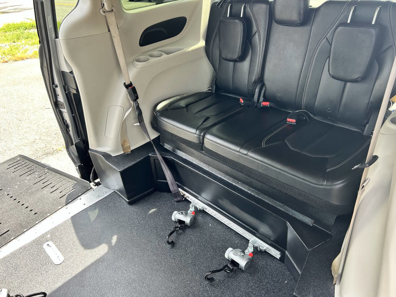 Used 2020 Chrysler Voyager Lxi image 17