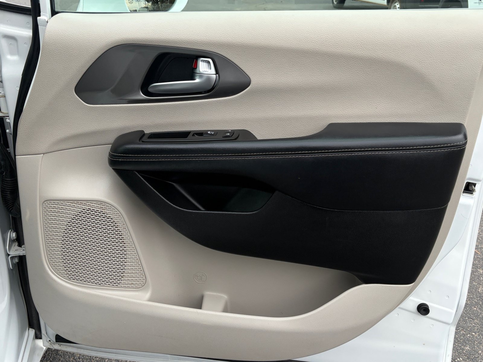 Used 2022 Chrysler Pacifica Touring-L FWD image 16