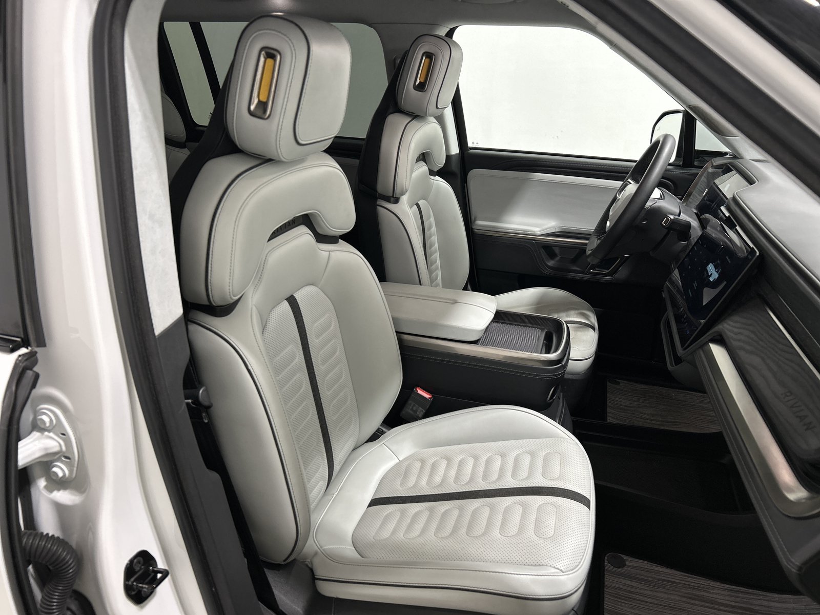 Used 2024 Rivian R1S Adventure AWD/4WD image 24