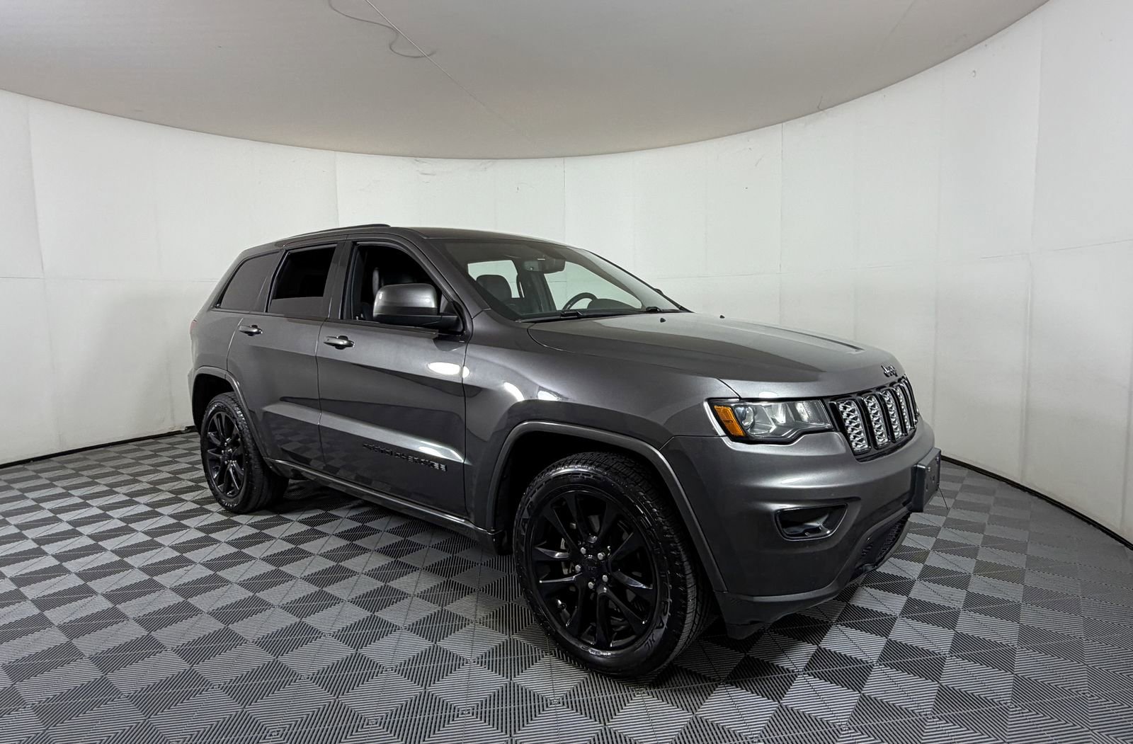 Used 2020 Jeep Grand Cherokee Altitude RWD image 1