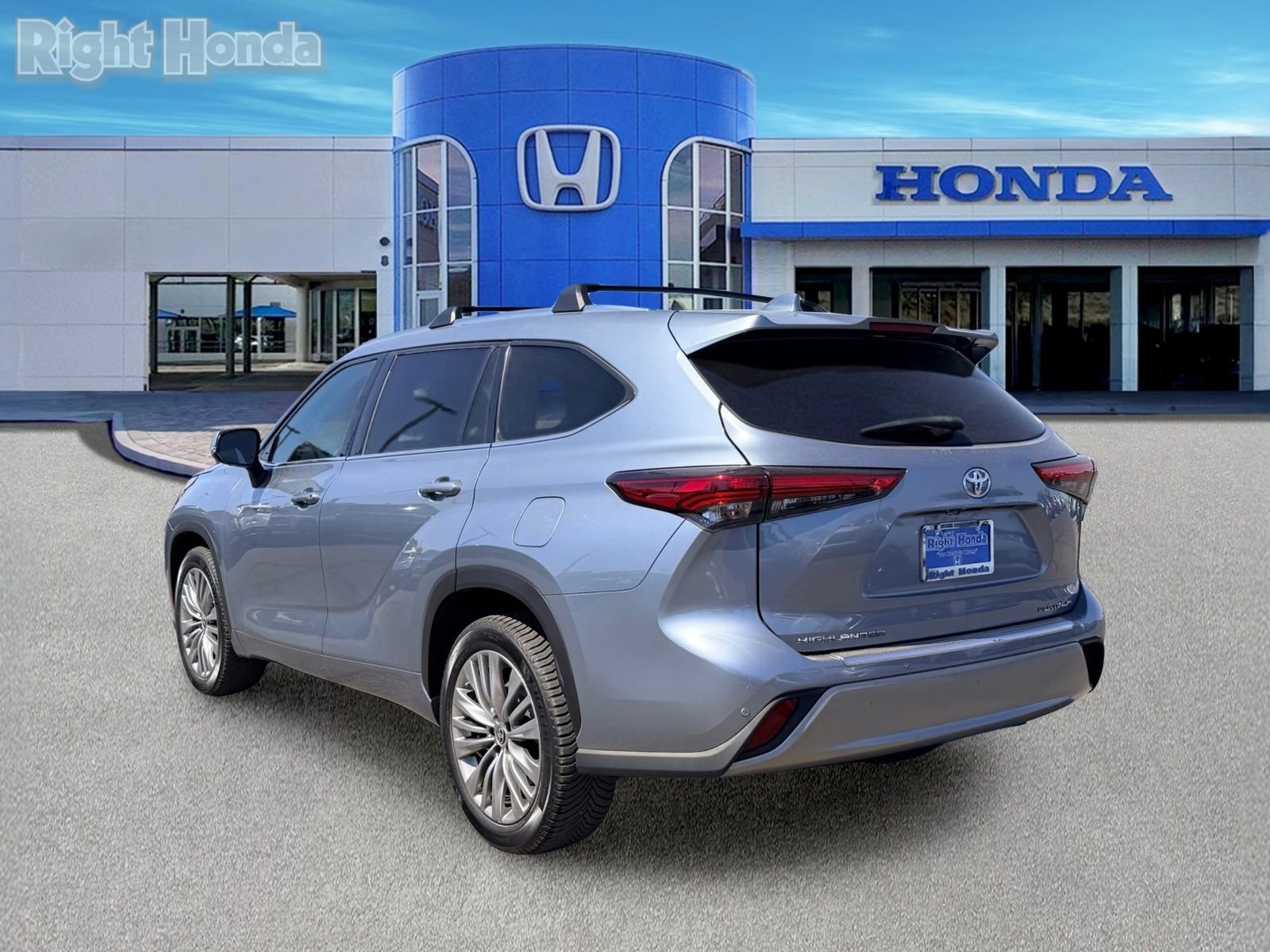 Used 2020 Toyota Highlander Platinum FWD image 4