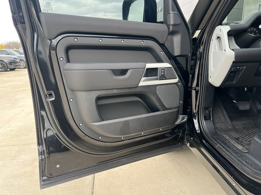 New 2024 Land Rover Defender 110 S image 6