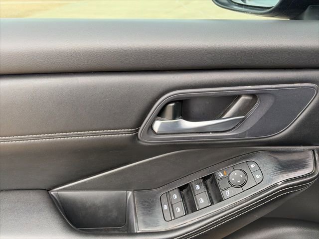 Used 2024 Nissan Rogue SV w/ SV Premium Package image 12