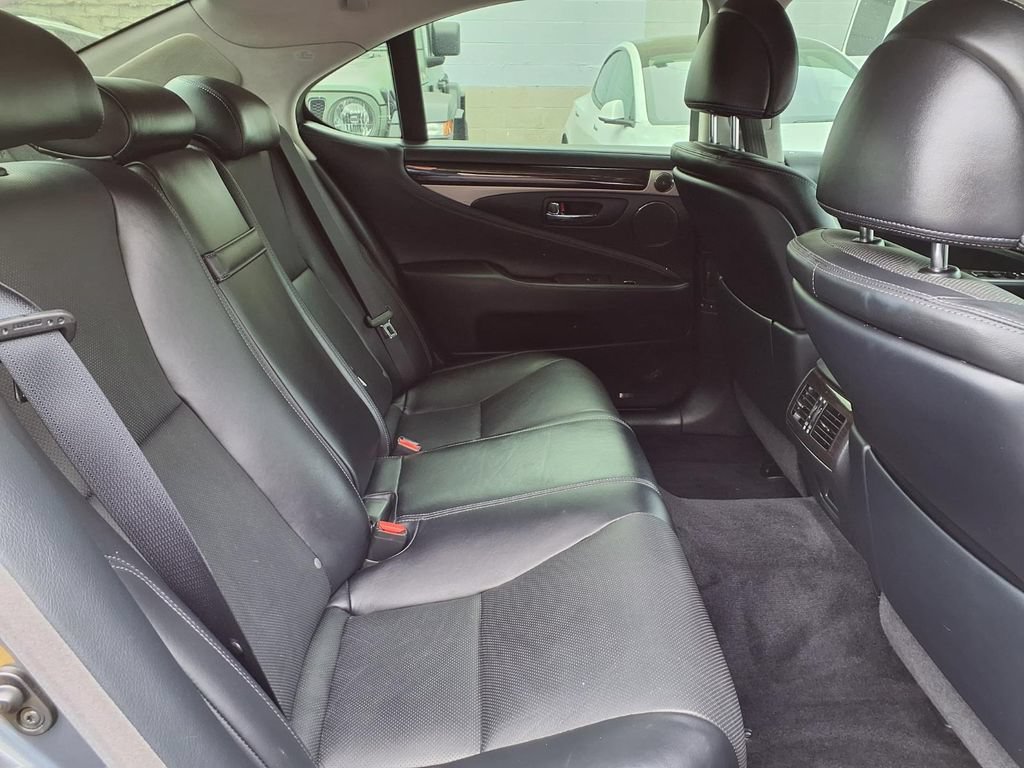 Used 2013 Lexus LS 460 w/ Comfort Pkg RWD image 9