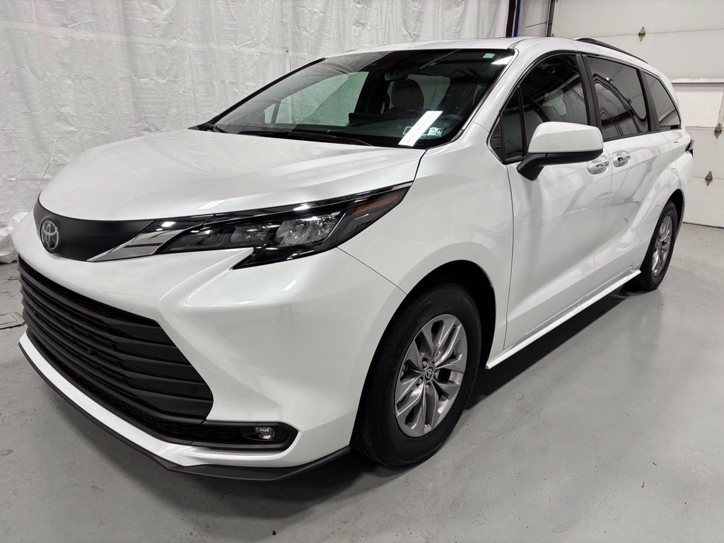 Used 2026 Toyota Sienna XLE AWD/4WD image 3