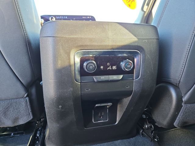 Used 2025 Chevrolet Suburban LT image 32