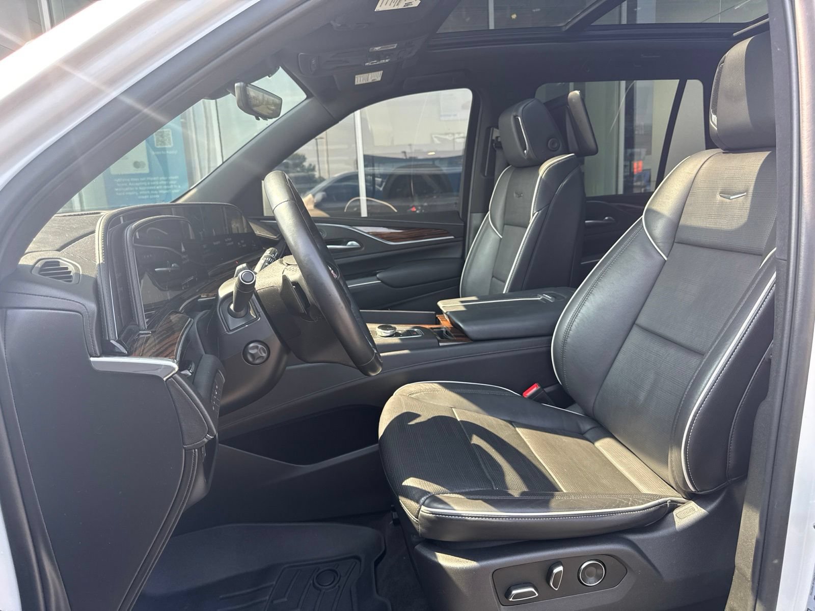 Used 2023 Cadillac Escalade Premium Luxury AWD/4WD image 24