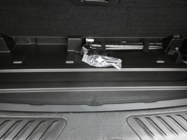 Used 2022 GMC Yukon SLT w/ SLT Premium Package image 16