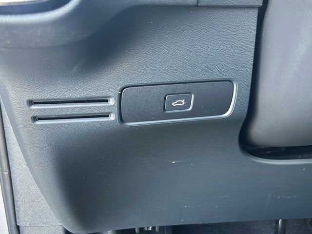 Used 2023 Volvo XC40 B5 Plus image 13