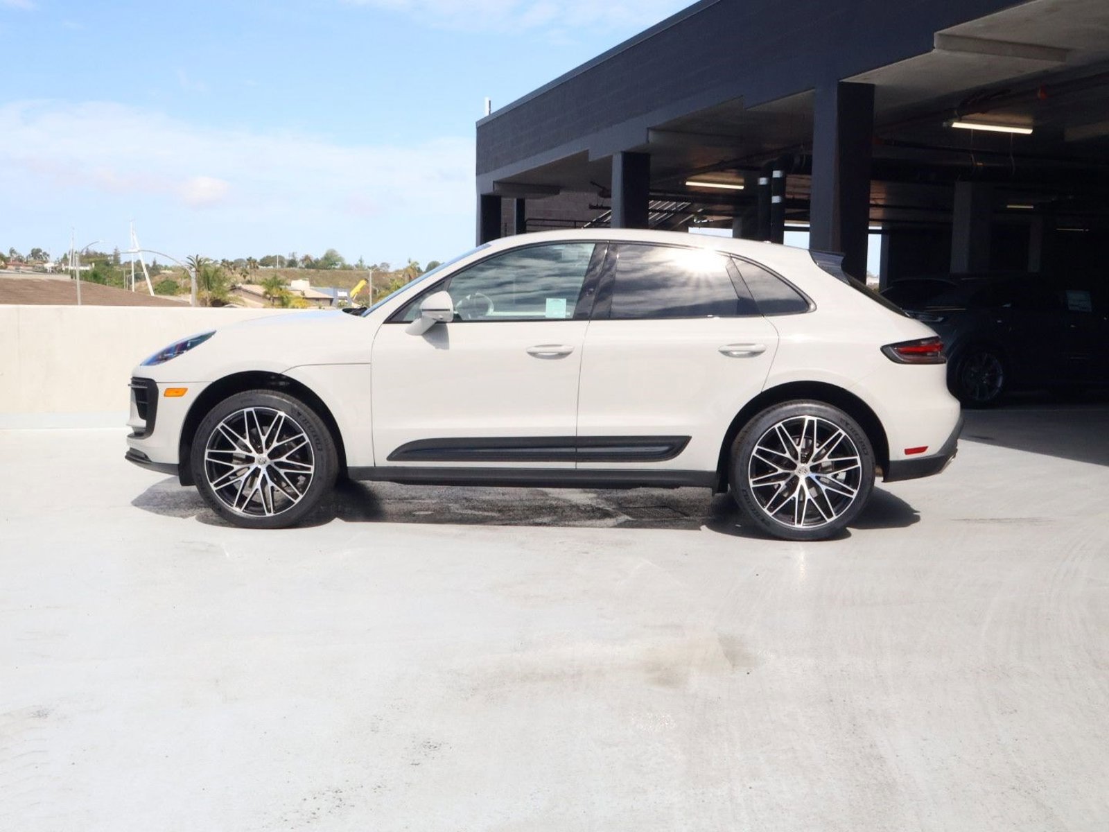 Certified 2025 Porsche Macan image 2