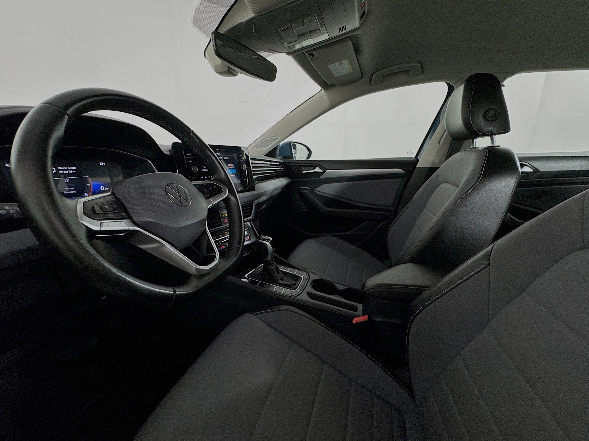 Used 2025 Volkswagen Jetta SE FWD image 21
