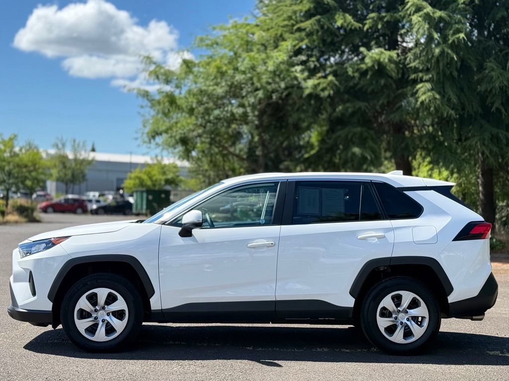 Certified 2022 Toyota RAV4 LE AWD/4WD image 2