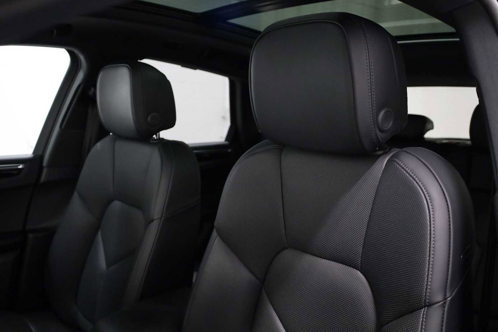 Certified 2024 Porsche Macan AWD/4WD image 19