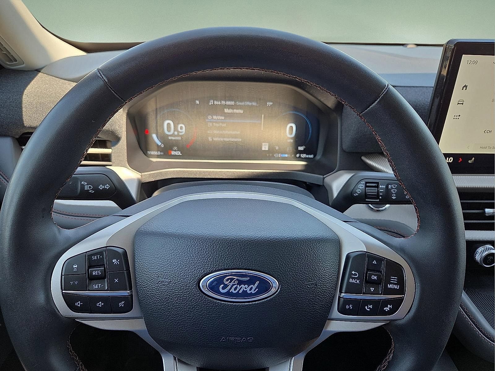 Used 2025 Ford Explorer Active AWD/4WD image 24