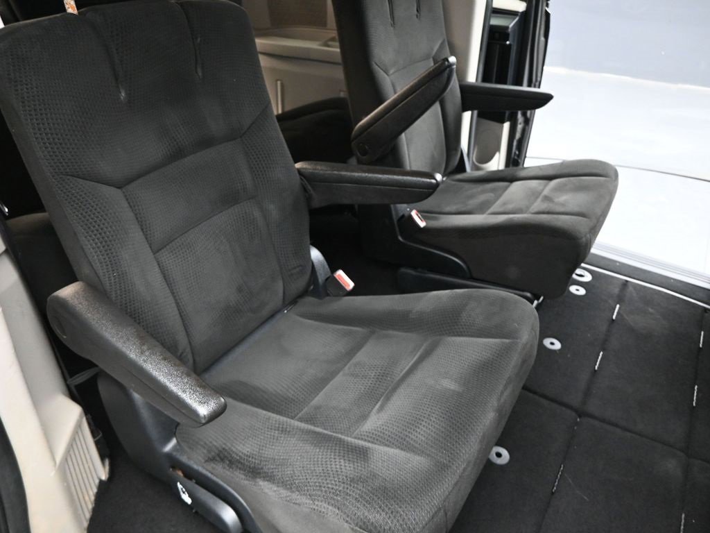 Used 2016 Dodge Grand Caravan SE image 21