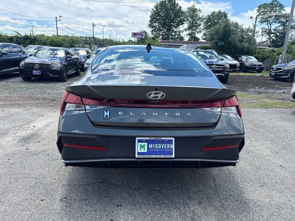 Used 2025 Hyundai Elantra SE FWD image 6