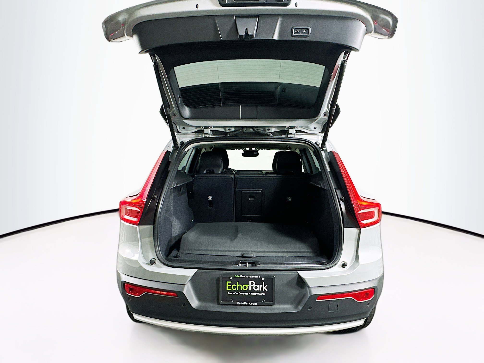 Used 2025 Volvo XC40 B5 Core image 28