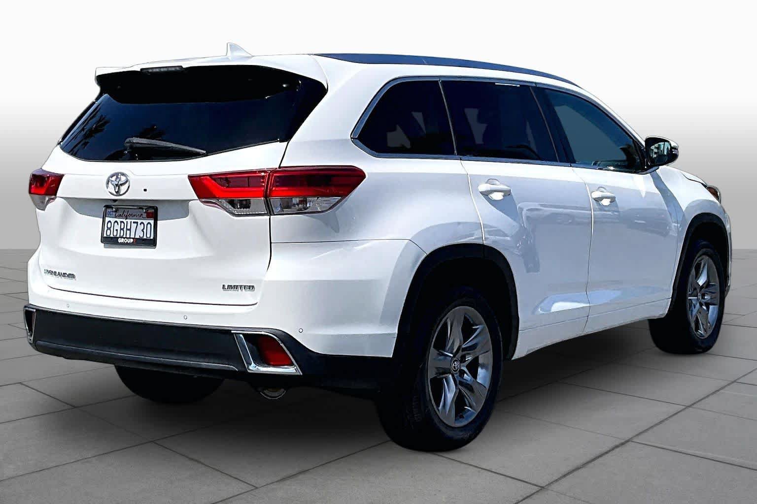 Used 2019 Toyota Highlander Limited Platinum FWD image 12
