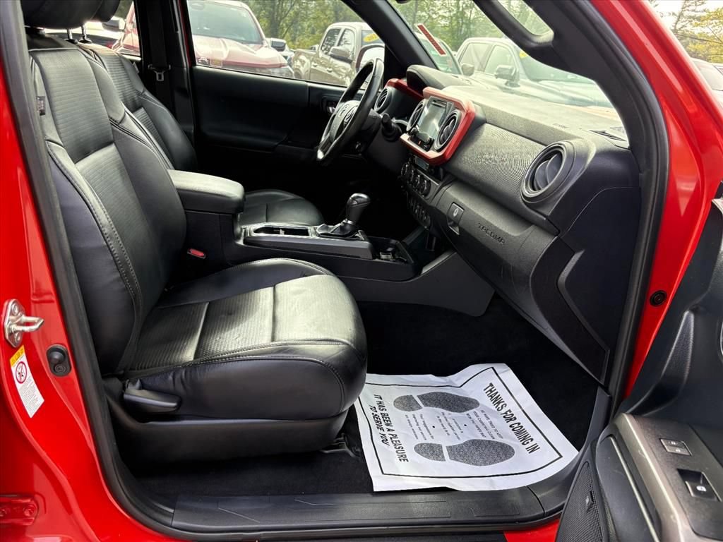 Used 2018 Toyota Tacoma TRD Sport AWD/4WD image 19