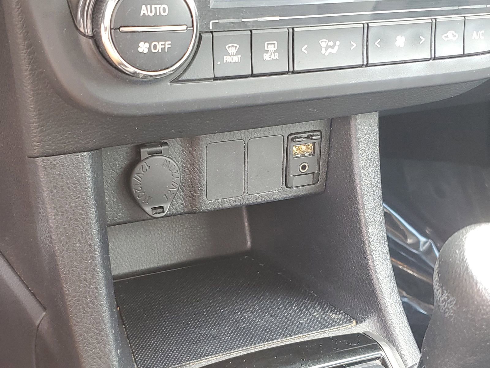 Used 2014 Toyota Corolla LE FWD image 26
