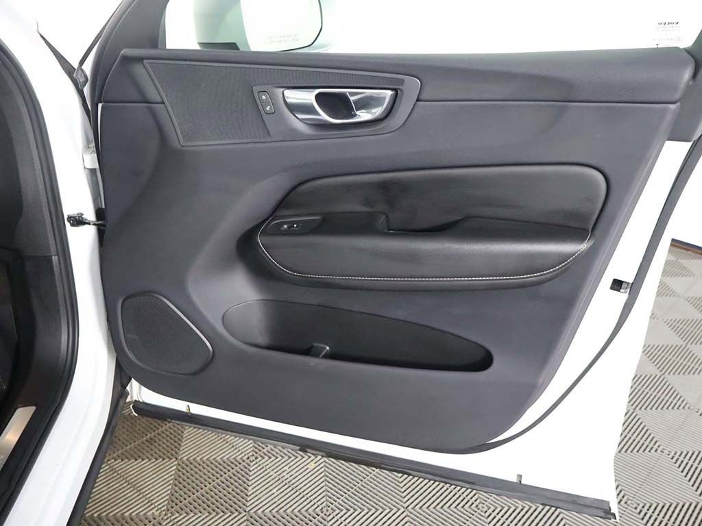 Used 2018 Volvo XC60 T6 R-Design w/ Vision Package image 27