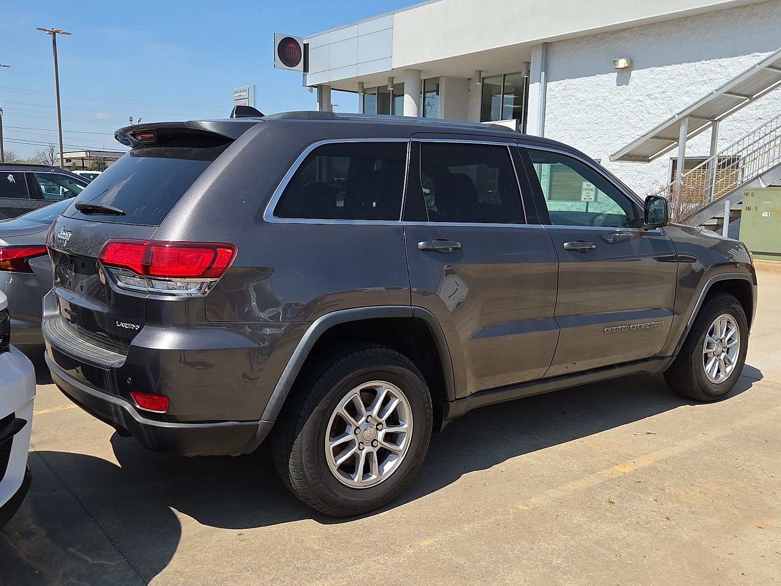 Used 2020 Jeep Grand Cherokee Laredo image 4