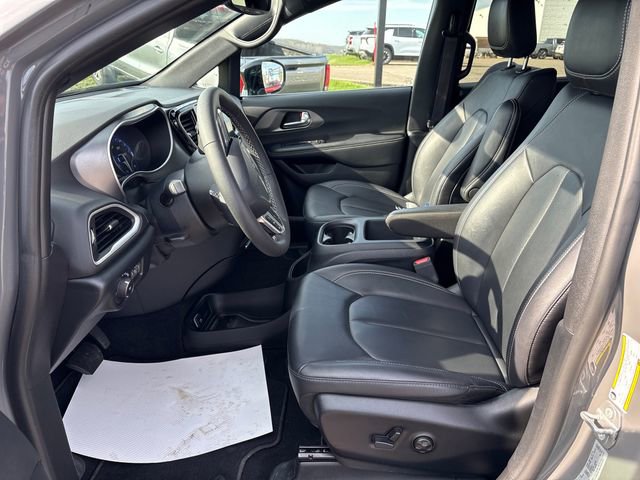 Used 2025 Chrysler Pacifica Select image 13