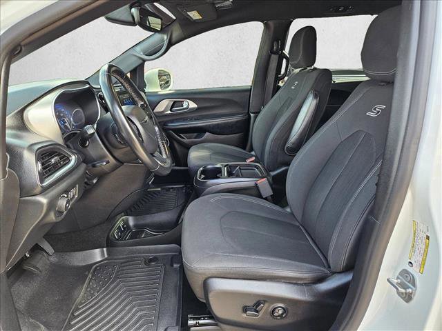 Used 2019 Chrysler Pacifica Touring Plus w/ S Appearance Package image 16