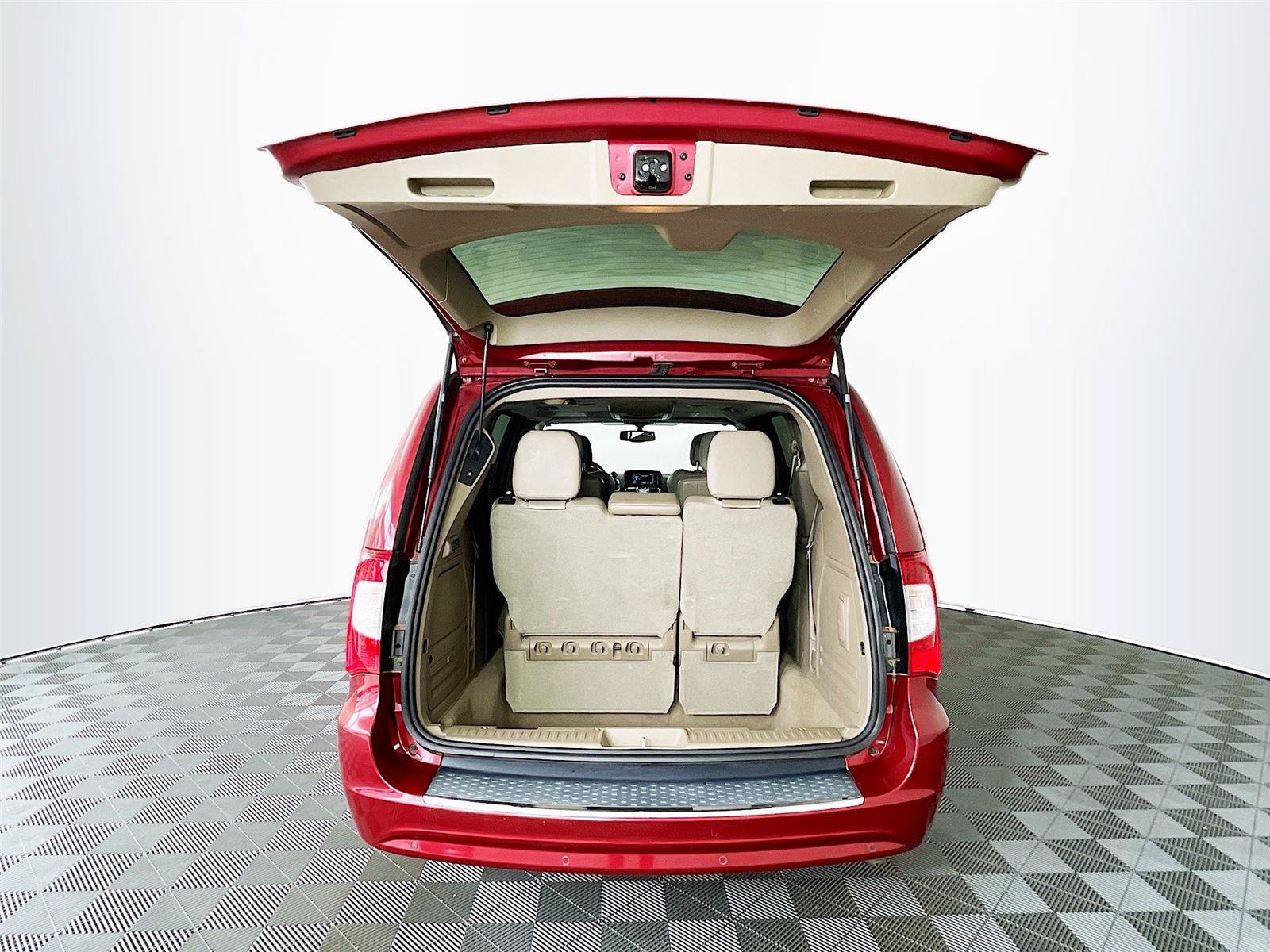 Used 2014 Chrysler Town & Country Limited w/ Luxury Group FWD image 29
