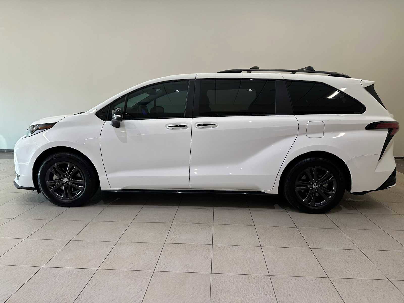 Used 2025 Toyota Sienna XSE w/ XSE Premium Package AWD/4WD image 3