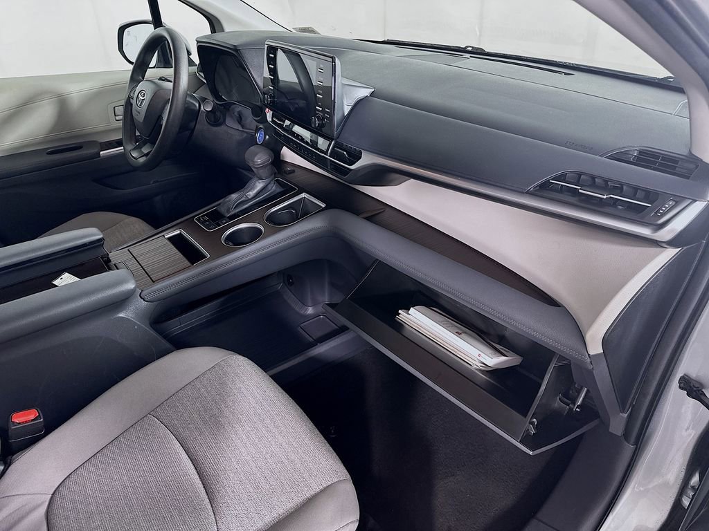 Used 2024 Toyota Sienna LE image 31