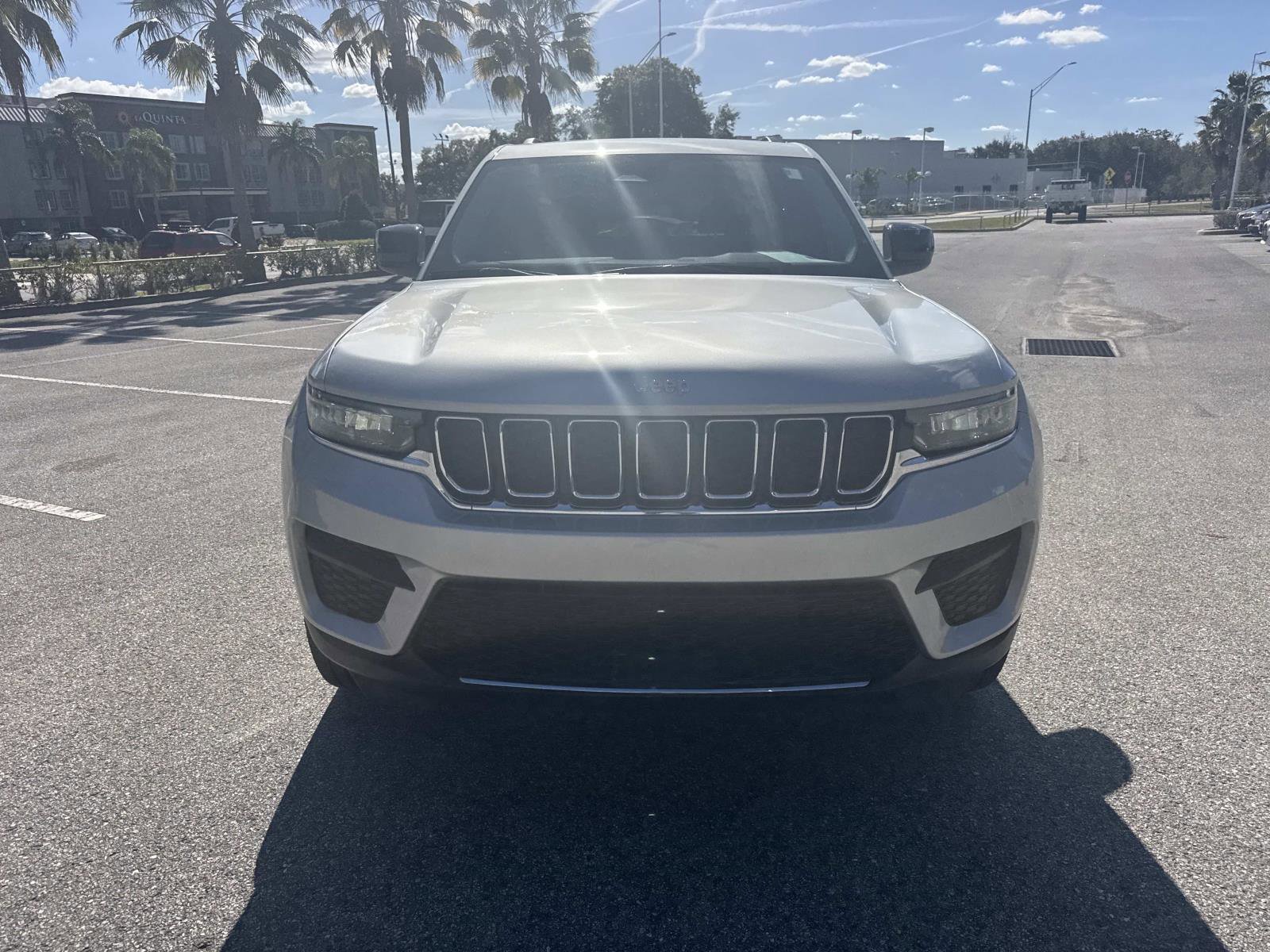 Used 2023 Jeep Grand Cherokee Laredo image 9