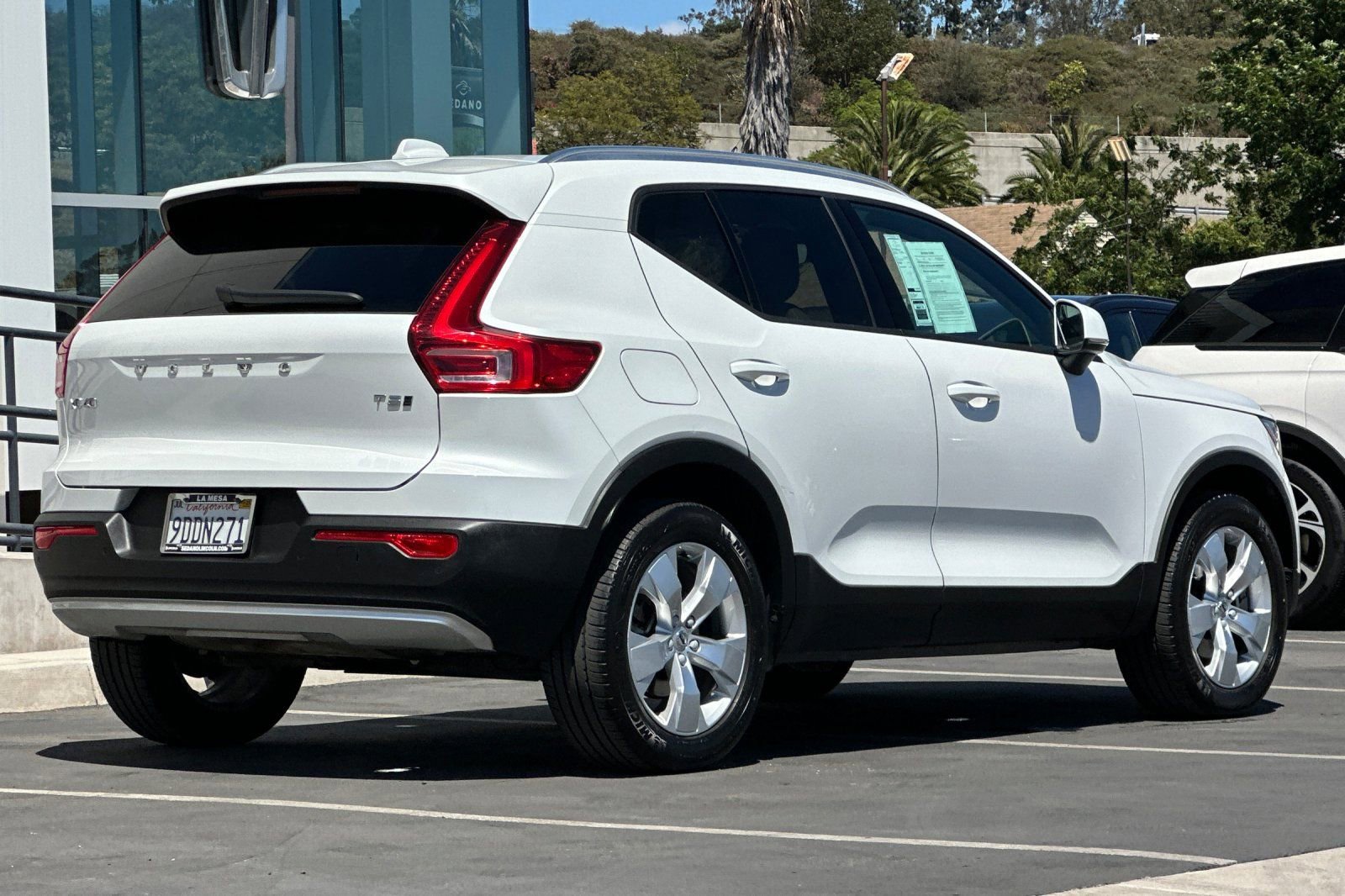 Used 2022 Volvo XC40 T5 Momentum image 3