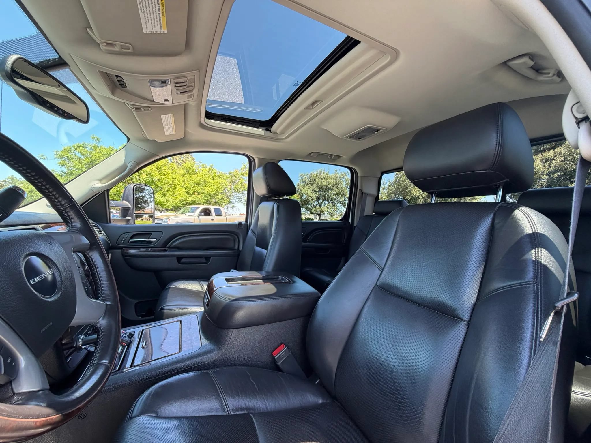 Used 2011 GMC Sierra 3500 Denali w/ Suspension Package, Off-Road AWD/4WD image 11