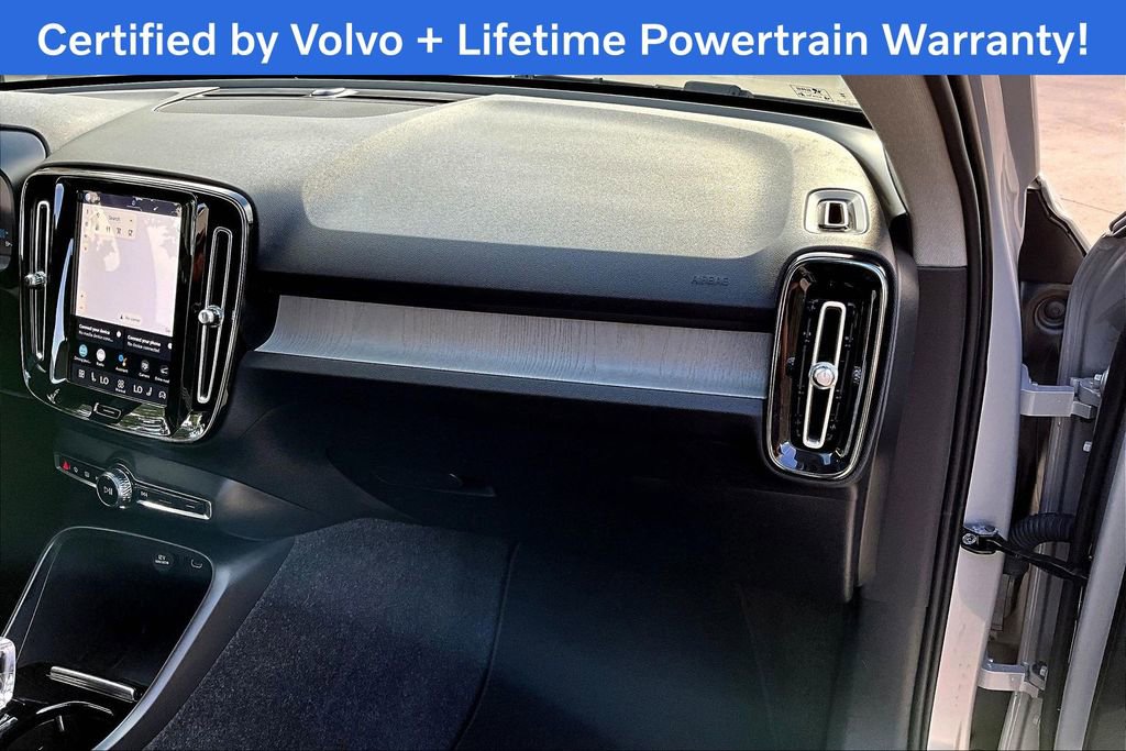 Used 2025 Volvo XC40 B5 Plus image 21