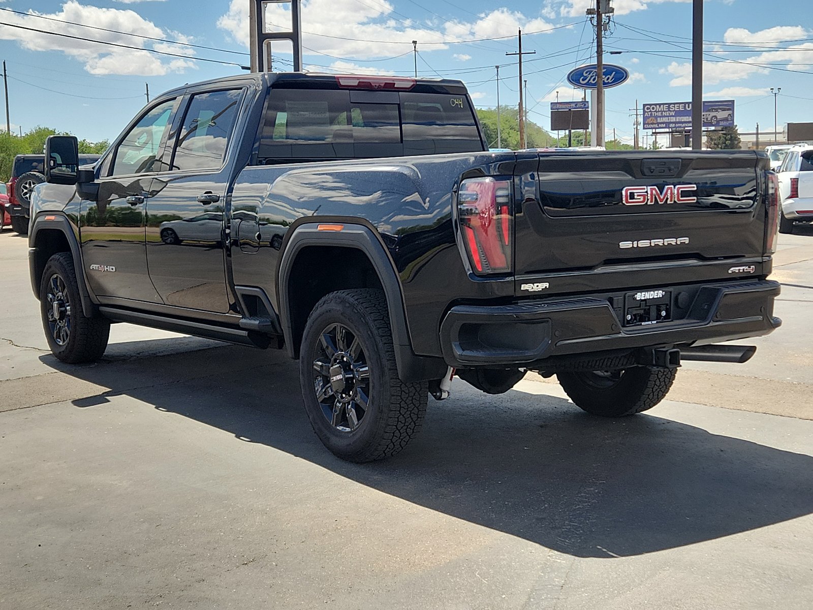 Used 2025 GMC Sierra 2500 AT4 w/ Technology Package AWD/4WD image 3