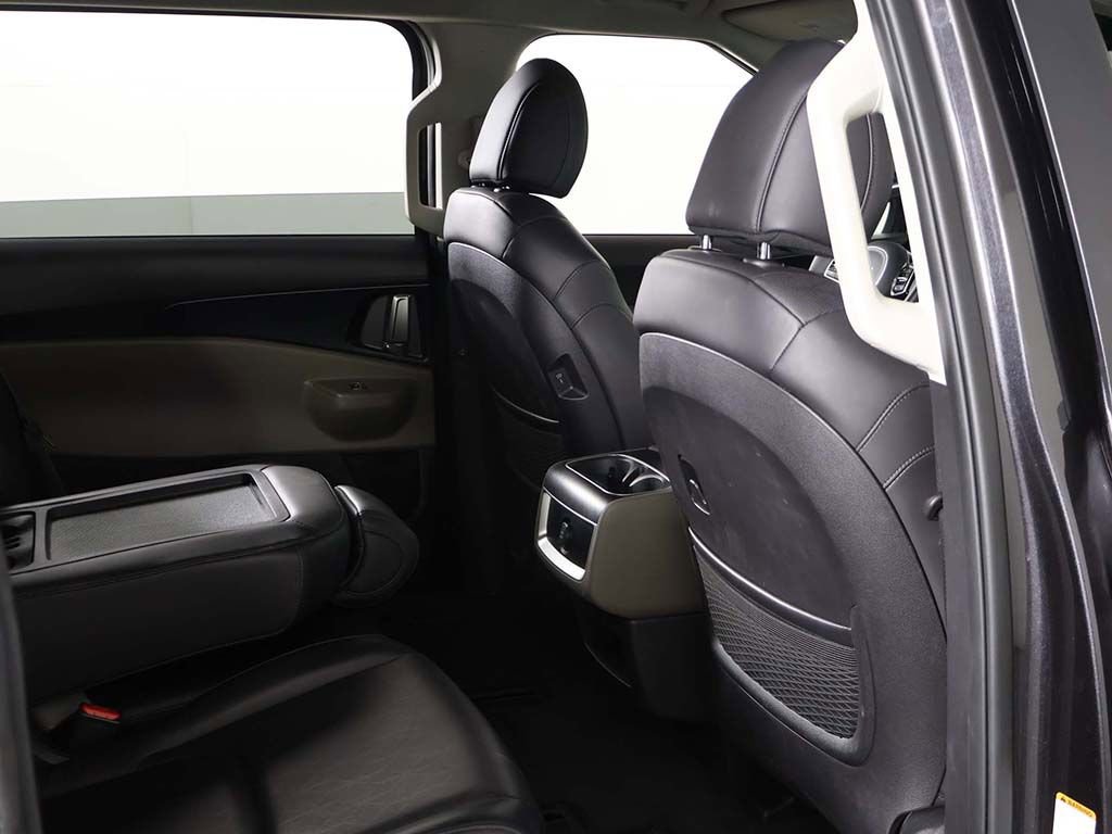 Used 2025 Kia Carnival FWD image 26