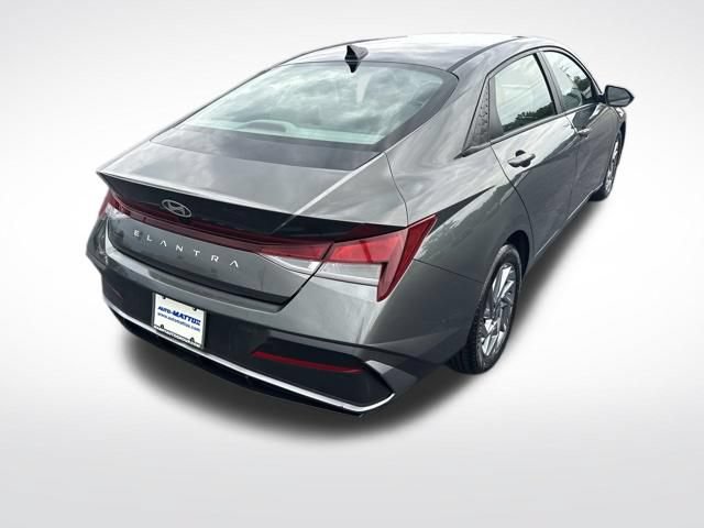 Used 2024 Hyundai Elantra SEL FWD image 6