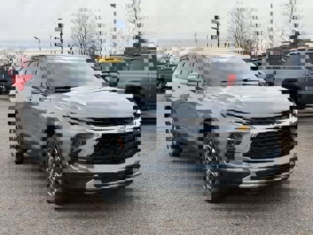 Used 2025 Chevrolet Blazer LT image 4