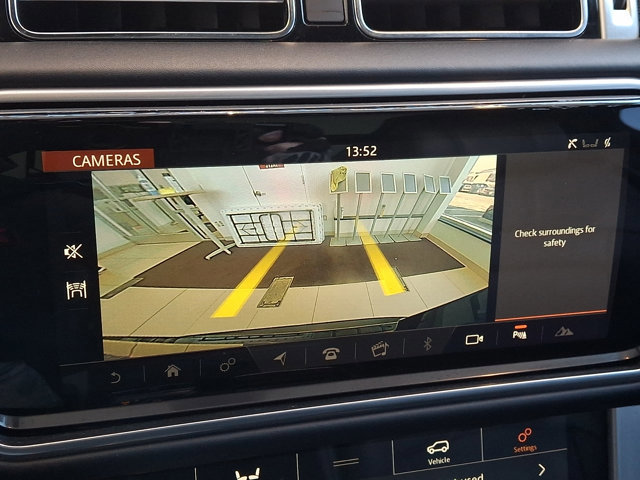 Used 2020 Land Rover Range Rover HSE image 19