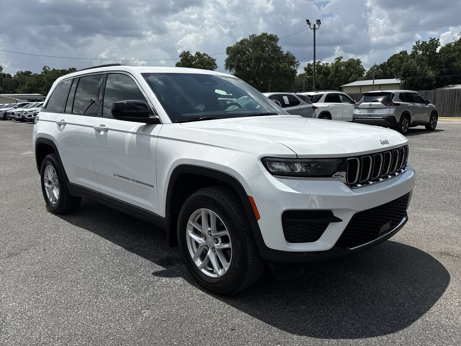 Used 2024 Jeep Grand Cherokee Laredo X w/ Luxury Tech Group I AWD/4WD image 7