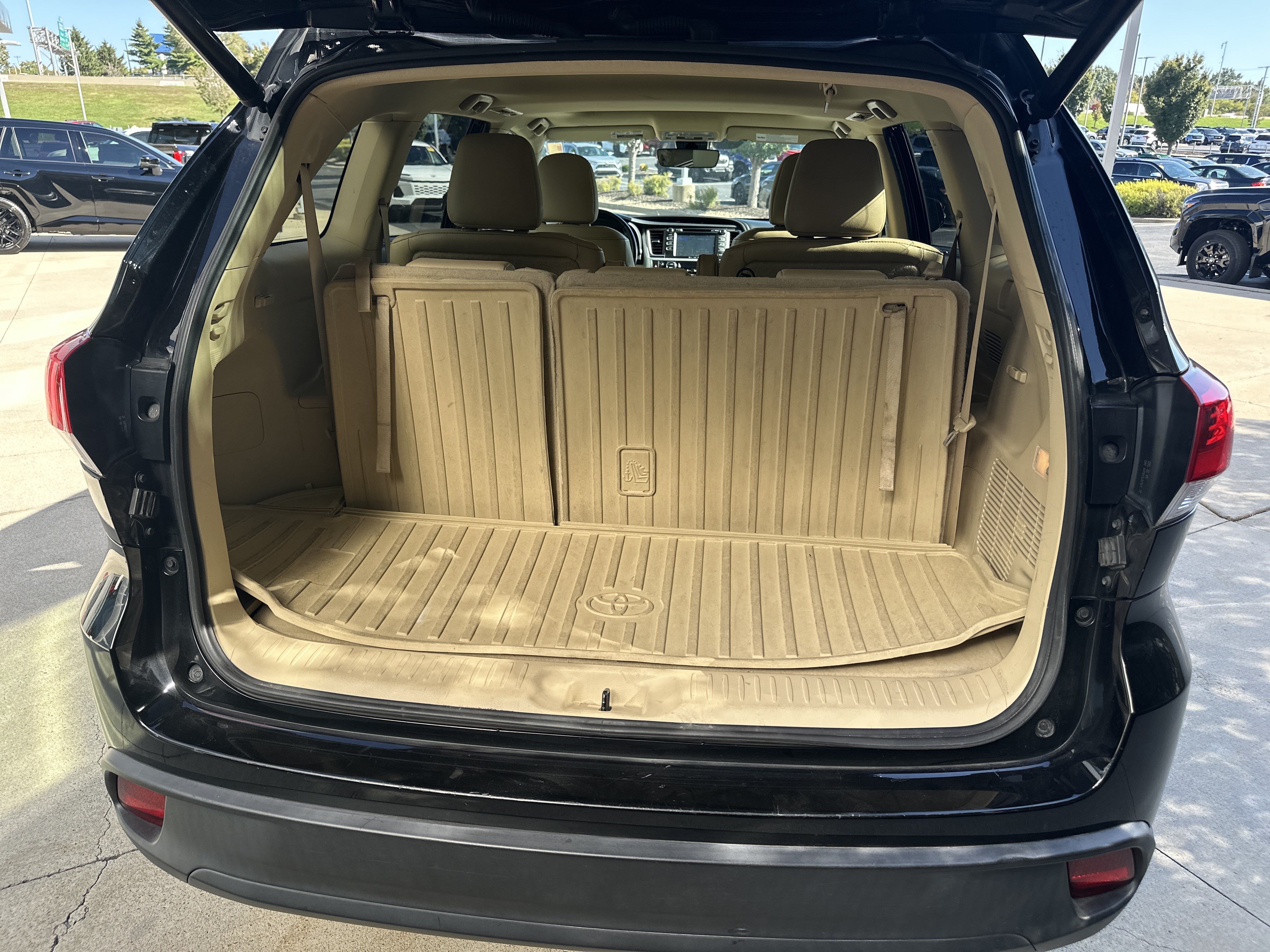 Used 2019 Toyota Highlander XLE AWD/4WD image 31
