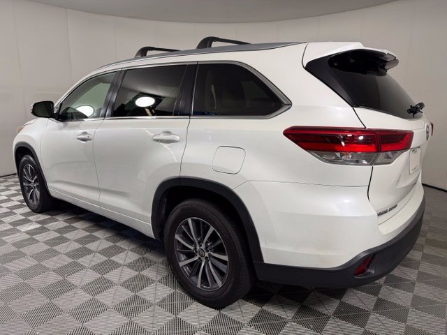 Used 2017 Toyota Highlander XLE w/ Carpet Mat Package FWD image 4