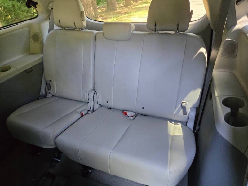Used 2012 Toyota Sienna XLE w/ Premium Pkg FWD image 17