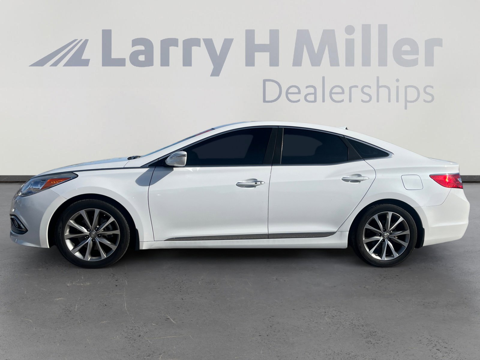 Used 2017 Hyundai Azera image 2