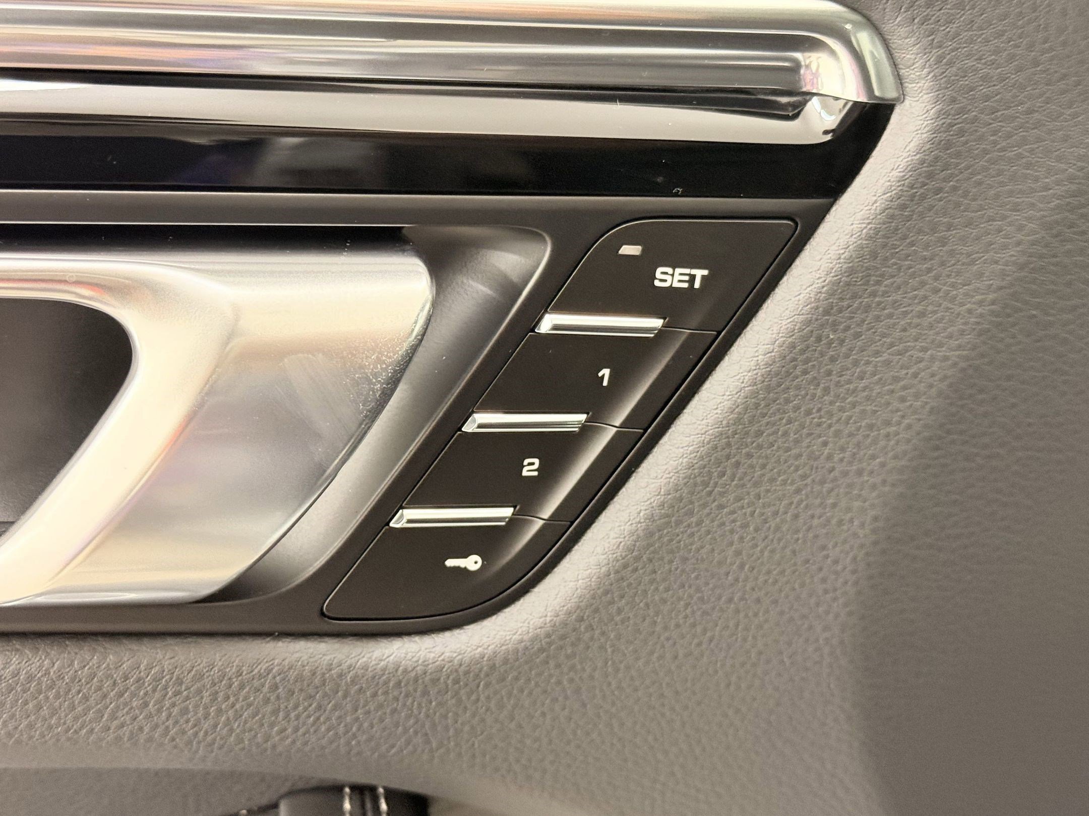 Certified 2025 Porsche Macan image 11