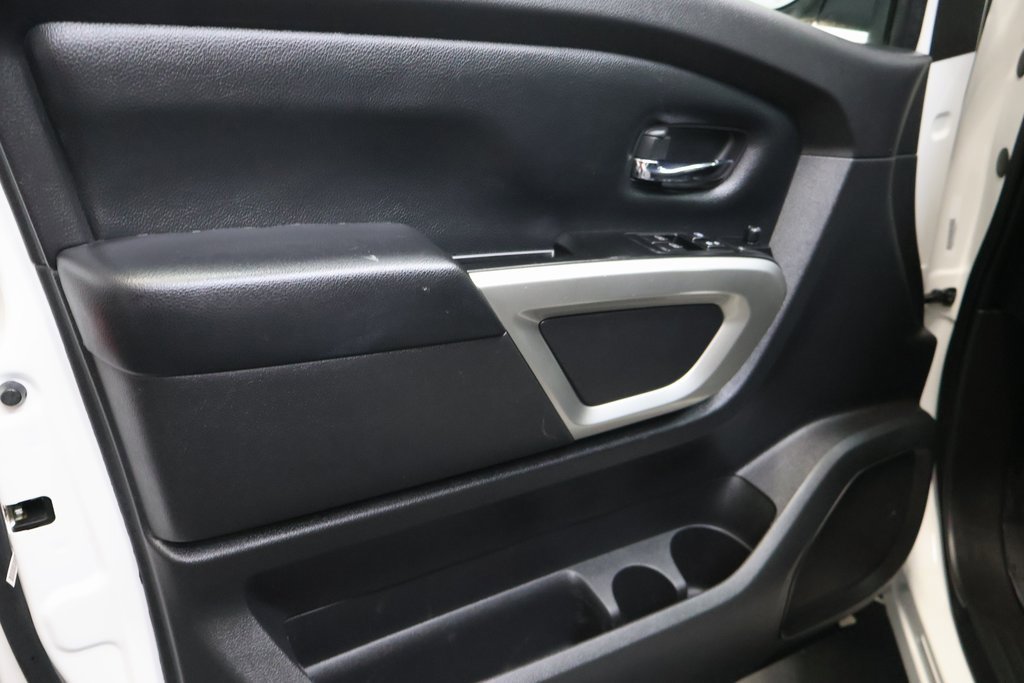 Used 2022 Nissan Titan SV image 15