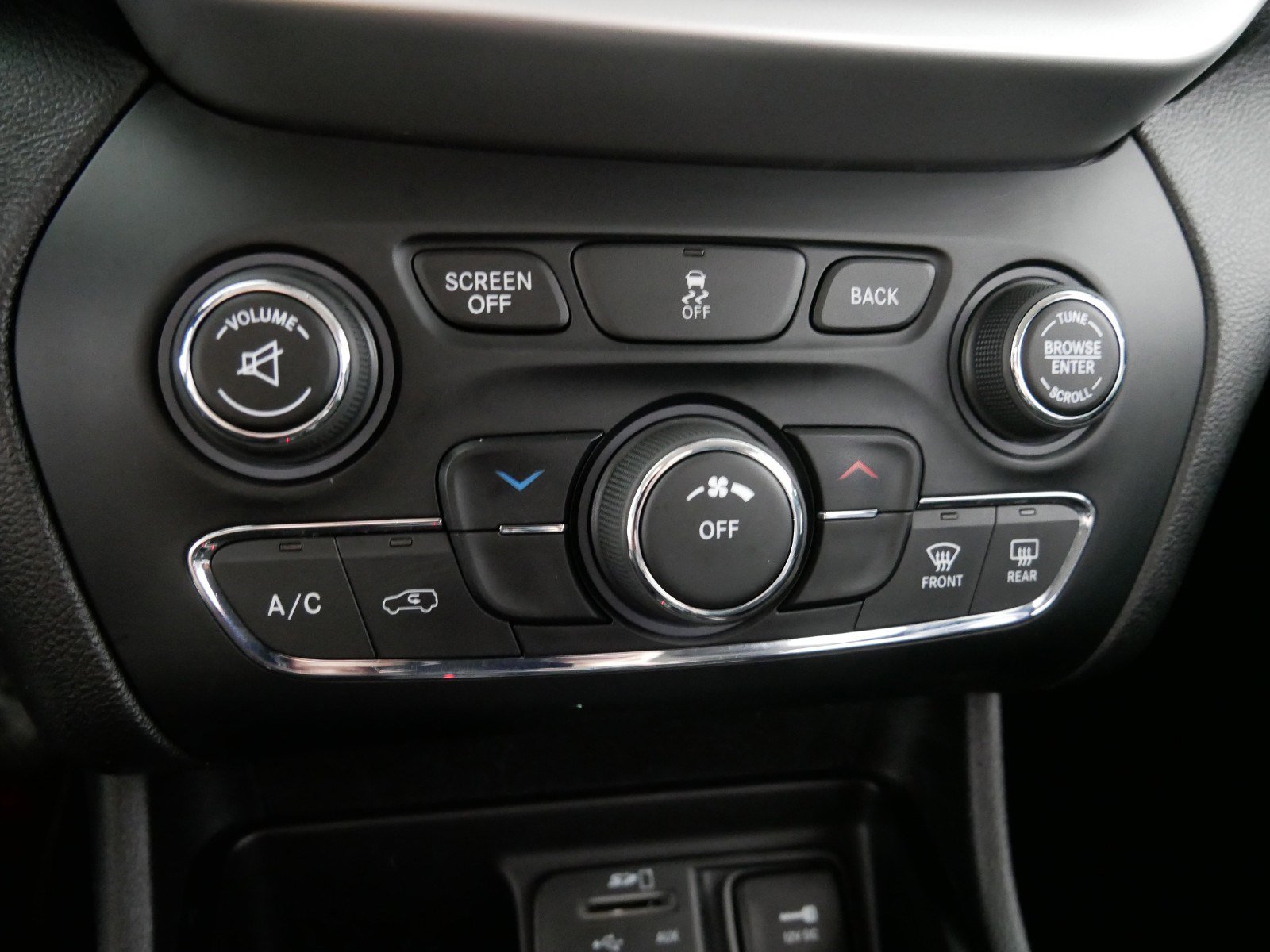 Used 2018 Jeep Cherokee Latitude Plus w/ Cold Weather Group image 23