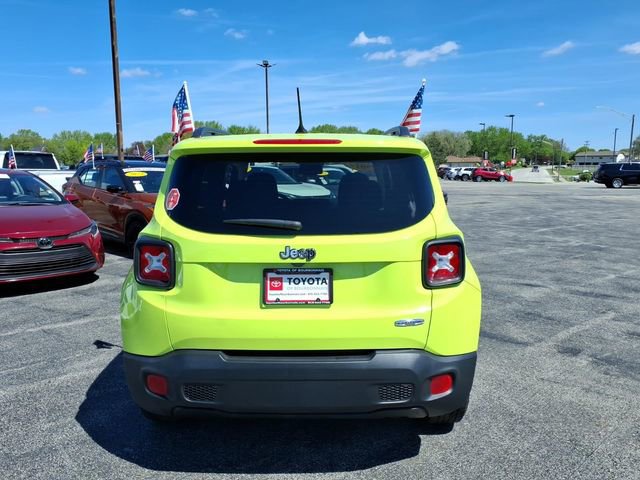 Used 2017 Jeep Renegade Latitude w/ Popular Equipment Group image 4