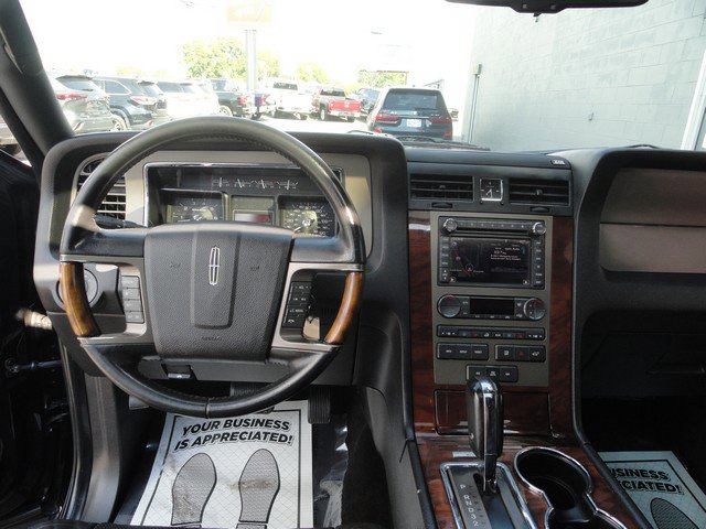 Used 2014 Lincoln Navigator L 4WD w/ Monochrome Appearance Package image 15